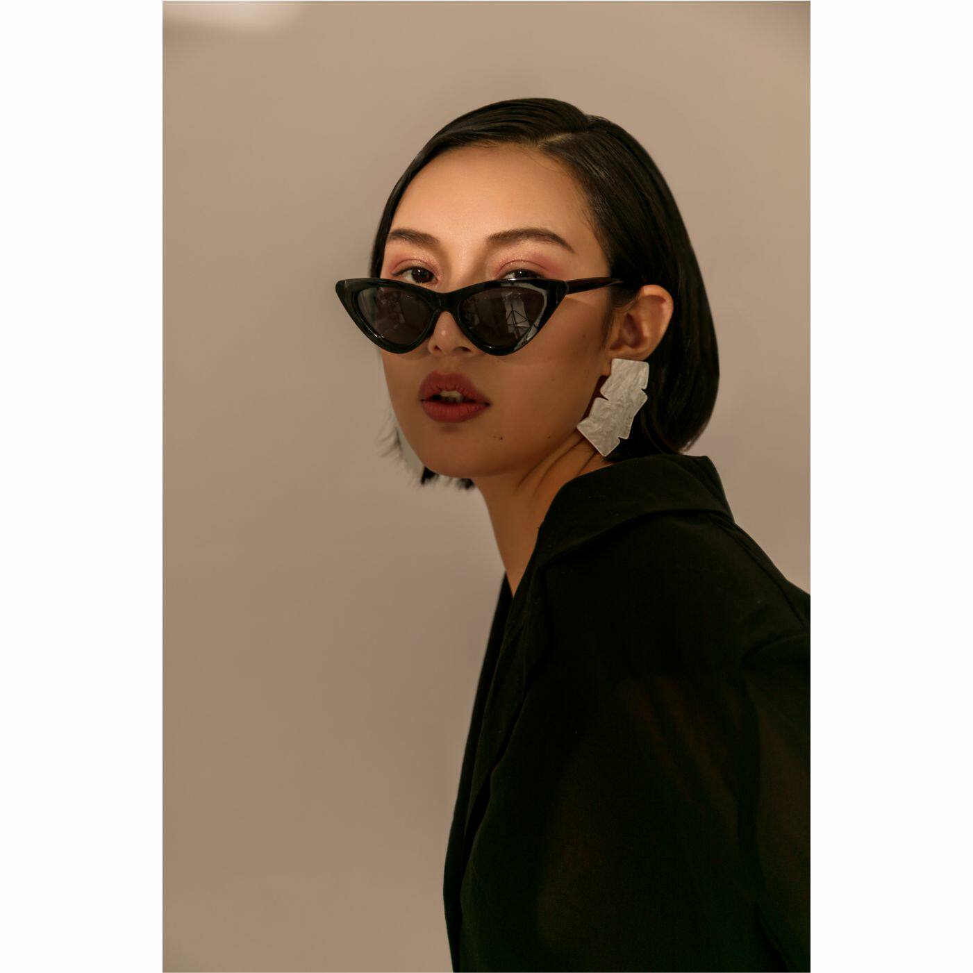 Evolution original niche design shape asymmetric pearly exaggerated shaped ear clip earrings photography show