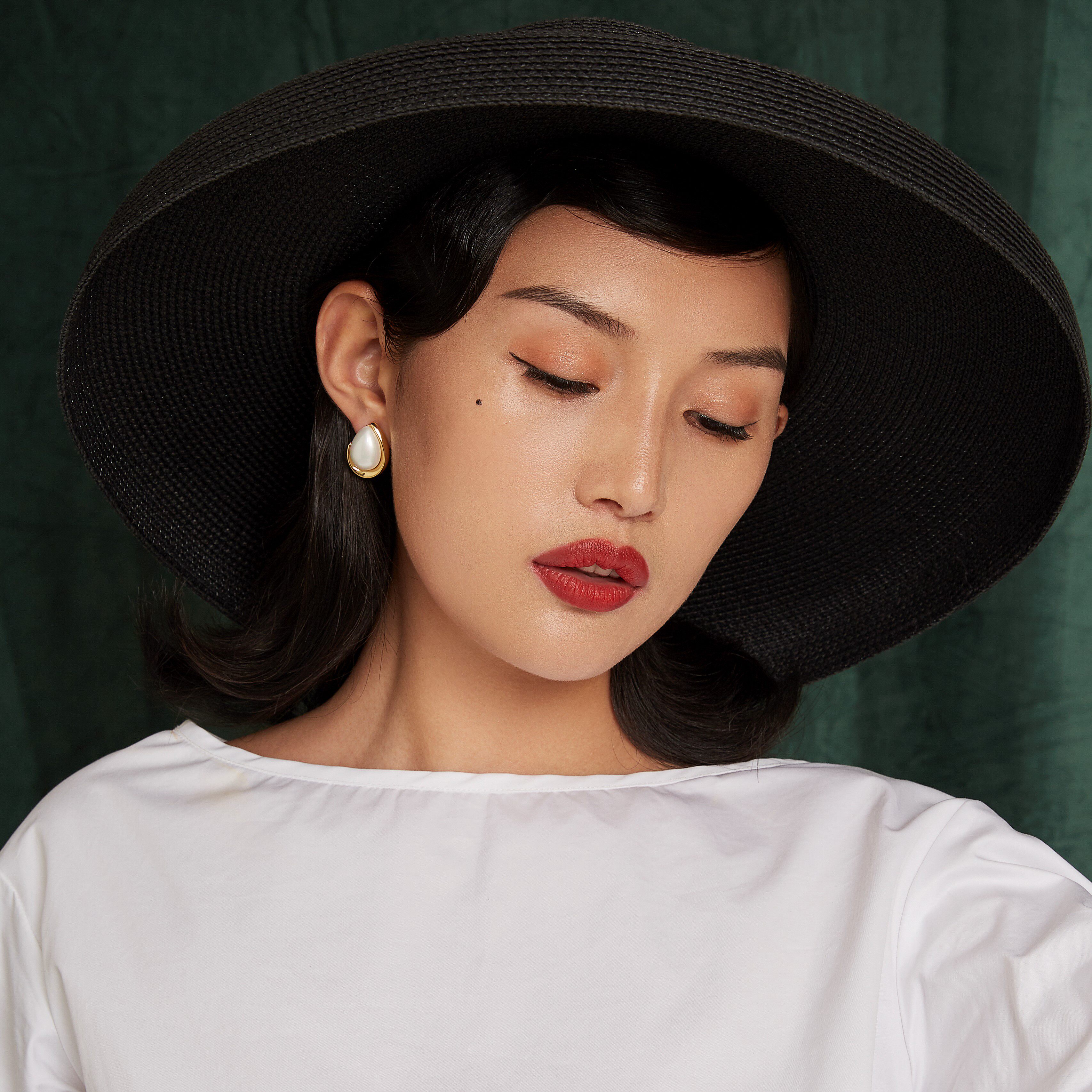 Hepburn style texture imitation Mabe pearl earrings ear clip female retro water drop ear pin female French senior western middle age