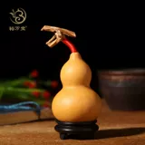 Маленькая тыква рука в траве золотая золотая натуральная плазма Бабао играет в подвесных тыкдах, играя в тыкв