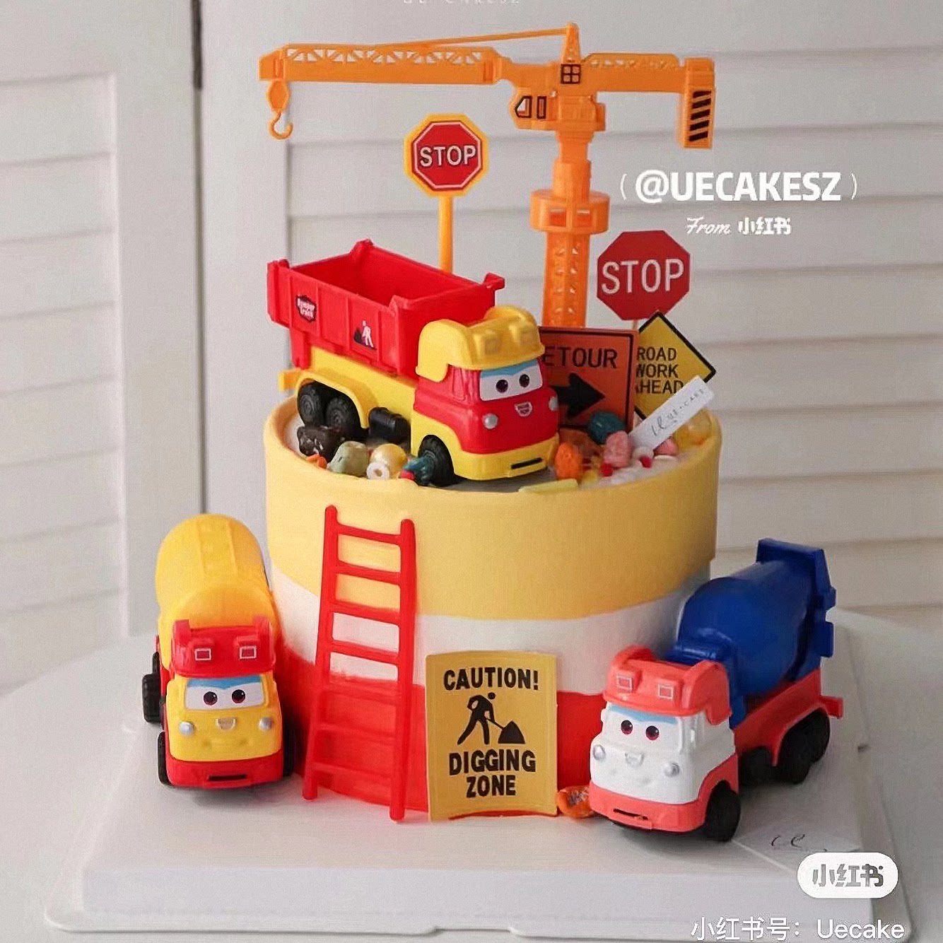 Creative little boy birthday cake decoration engineering vehicle excavator mixer truck theme decoration road sign baking plug-in