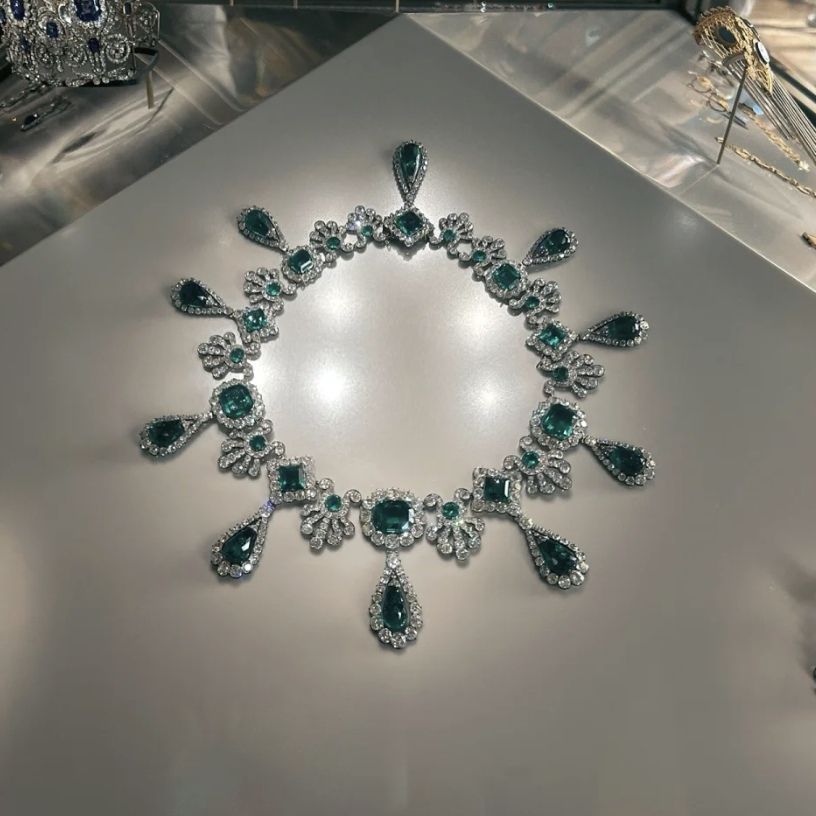 钻石与莫桑比色卡:珠宝鉴定背后的秘密