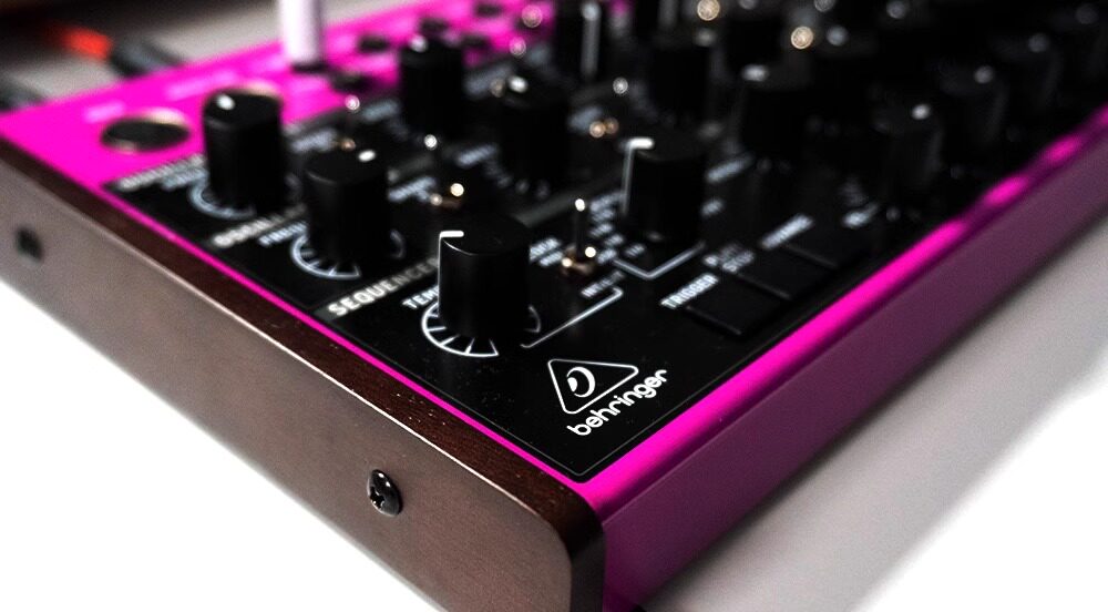 Аналоговый синтезатор behringer/百灵达 edge 半模块化专业打击乐桌面编曲模拟合成器