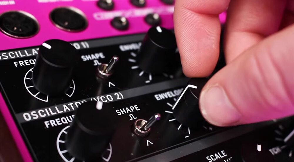 Аналоговый синтезатор behringer/百灵达 edge 半模块化专业打击乐桌面编曲模拟合成器