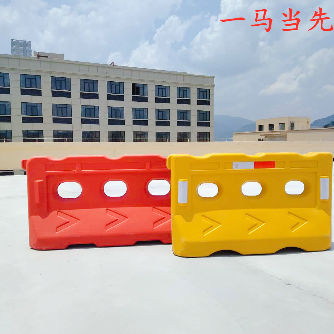 New material 1 8 m municipal construction water injection fence enclosure for three holes water horse plastic water horse anti-crash barrel isolation pier