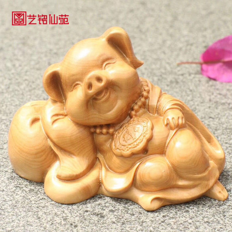 Small leafy yellow poplar wood carving by cloth bag pig swinging piece duozodiac foodie pig animal handlebar piece in the car