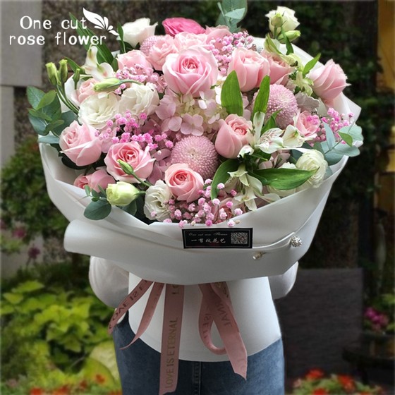 Hangzhou flower express delivery of roses, hydrangeas and tulips in the same city. Mixed bouquets for your lover’s birthday. Flower delivery shop delivers flowers to your door.
