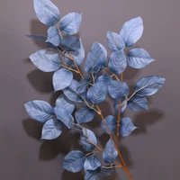 Фиолетово-красные новые розовые листья-синий