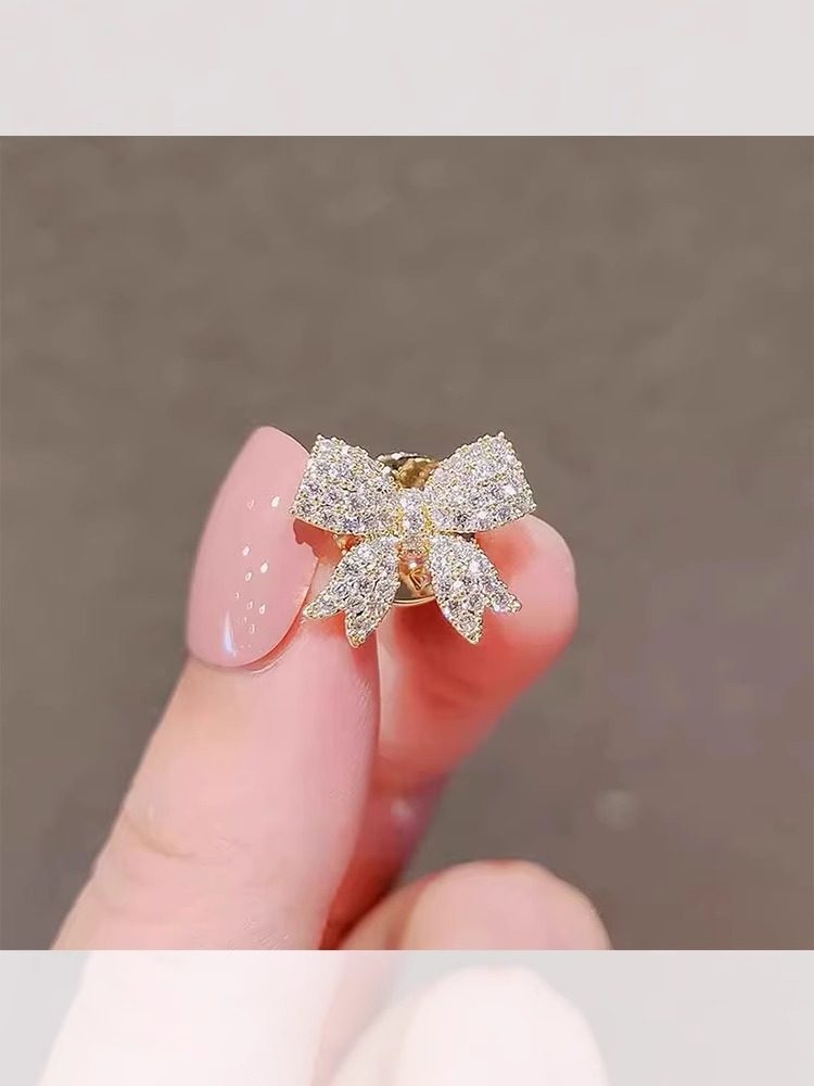 Bowknot Anti-Exposure Accessory, High-End Small Brooch for Women, Versatile Summer No-Sew Pin to Fix Clothing Collars, Accessory