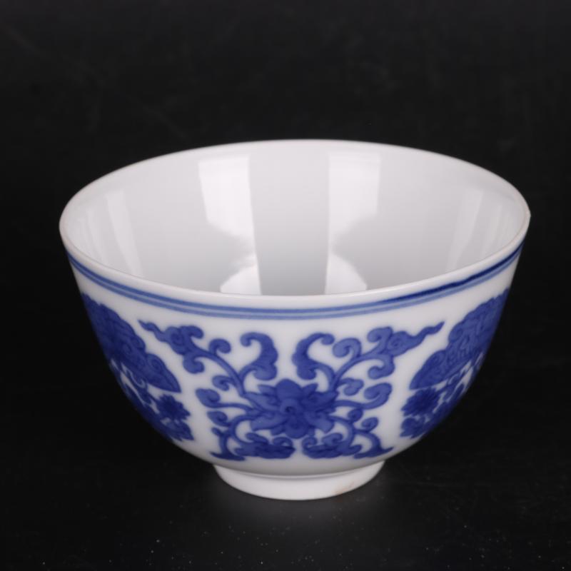 Blue and white butterfly pattern in antique crafts of Chinese style household porcelain cups furnishing articles antique curio collection