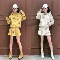 Early spring suit skirt female 2023 new casual hip-hop printed hooded sweater trendy ins pleated skirt two-piece set