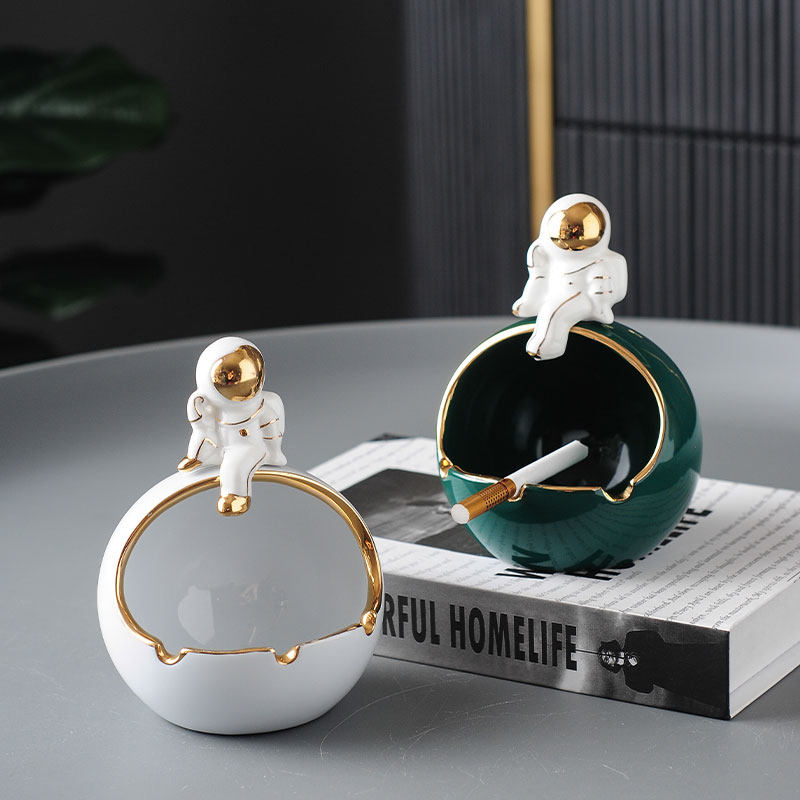 Nordic Astronaut Cigarette Ash Trays Anti-Fly Ash Creative Personality Minimalist Home Living Room Decorated Ceramic Astronaut Pendulum