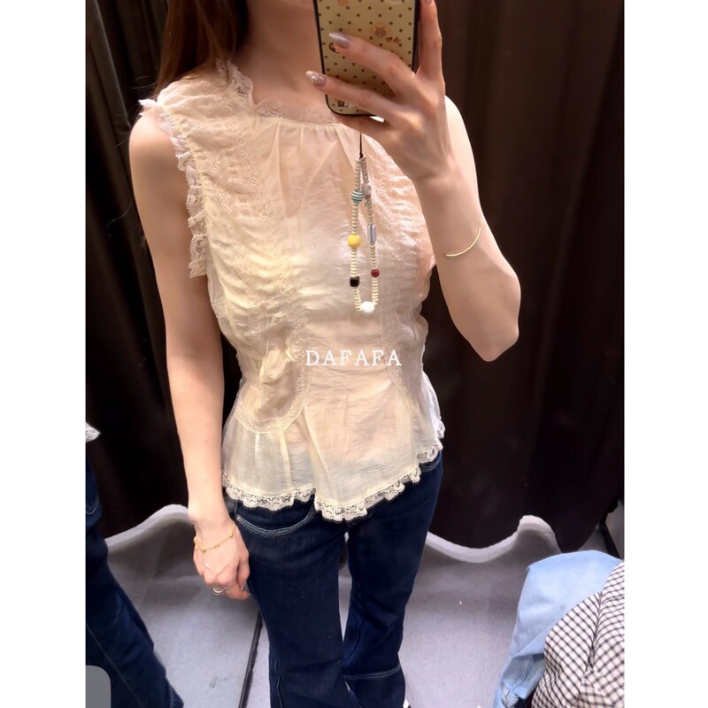 French-Style Gorgeous Sleeveless V-Neck Lace-Trimmed Shirt for Women, Layered Design Short Top 3067036