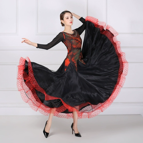 Весенняя юбка, платье, костюм, коллекция 2021, тренд сезона, для среднего возраста