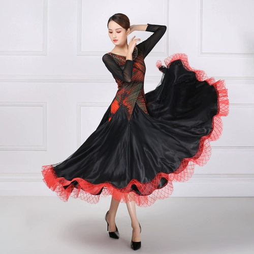 Весенняя юбка, платье, костюм, коллекция 2021, тренд сезона, для среднего возраста