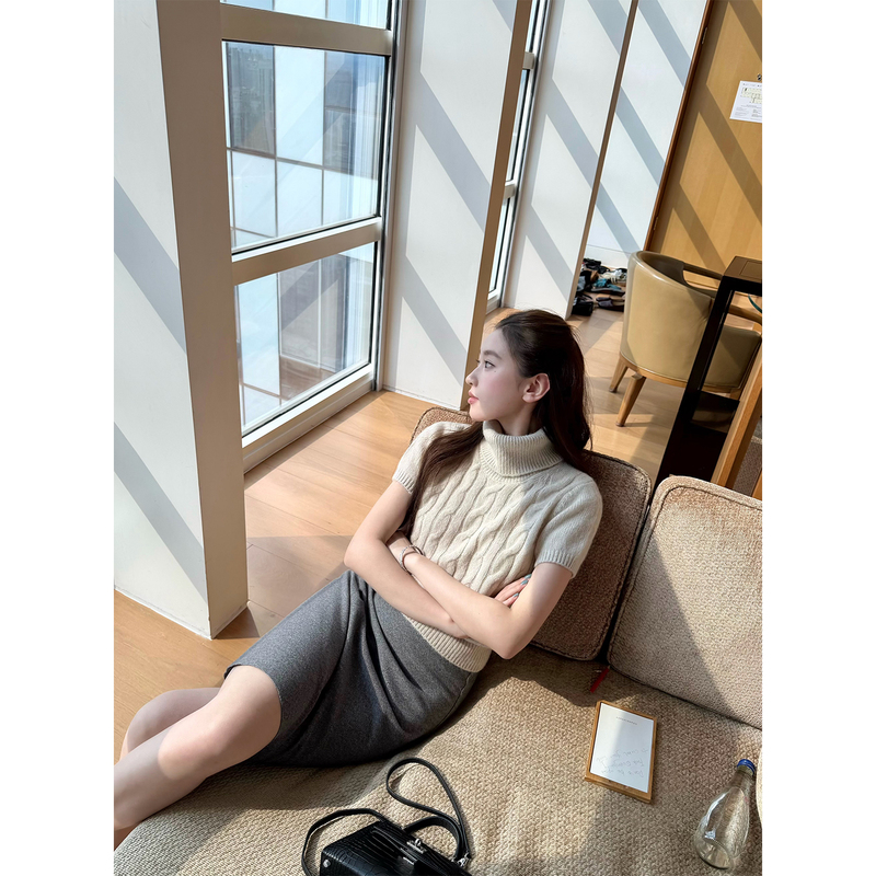 Oioi Esse｜Xu Luyang's Same Style Turtleneck Sweater for Women, New Autumn Style, Daily Gentle Style, Elegant Twist Knit Top