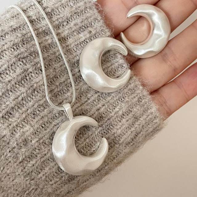 Yang Caiyu's same matte brushed crescent earrings