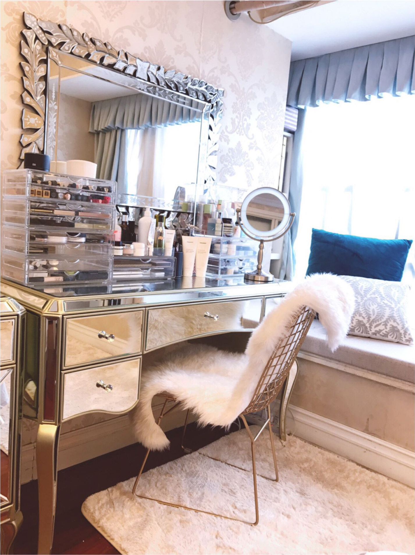 Bedroom dressing table small apartment ins style makeup table light luxury princess bay window dressing cabinet net red mirror dressing table