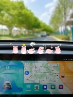 Творческий интернет -украшение автомобиля Mid -Console Swing Car Четырех -летний магазин пять цветных качающихся автомобиля красная ночная свинья мини -автомобили.