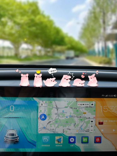 Творческий интернет -украшение автомобиля Mid -Console Swing Car Четырех -летний магазин пять цветных качающихся автомобиля красная ночная свинья мини -автомобили.
