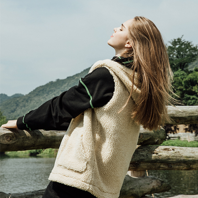 Natty outdoor fleece vest women's autumn and winter new thickened warm small particles lambskin jacket hooded horse clip tide