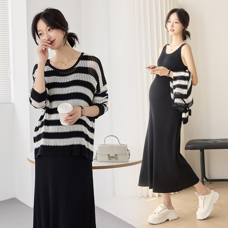 ゆったりとしたシルエットで、お腹周りをすっきりと見せてくれるニット素材のスリップドレス。エレガントでスリムに見える、女性向けの春のマタニティツーピースセットです。