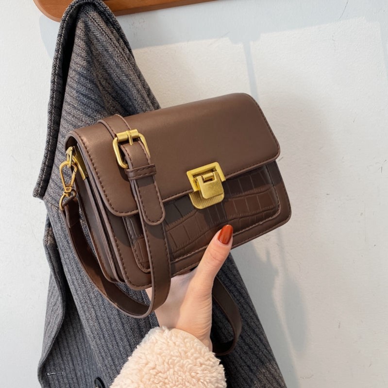 Office bag female niche net red hot style 2021 new trendy all-match retro one-shoulder messenger bag high-end small square