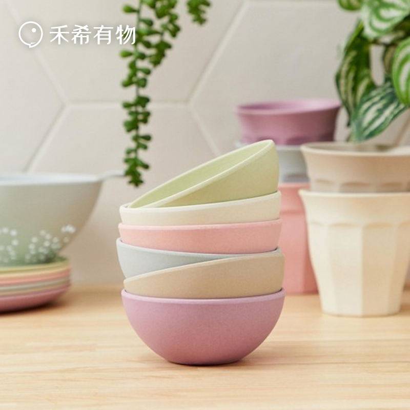 Zuperzozial round eco-friendly salad bowl and with a selection of objects