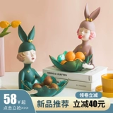 Северная легкая роскошная пузырька девушка фруктовая тарелка с закуска