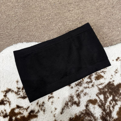 A cool and cute girl, a sexy strapless top, a one-piece base layer with a black anti-glare wrap underneath
