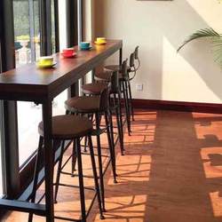 바 테이블 가정용 작은 스트립 상업용 벽걸이 형 커피 높은 테이블 단단한 나무 밀크 티 숍 좁은 바 테이블과 의자 세트 o