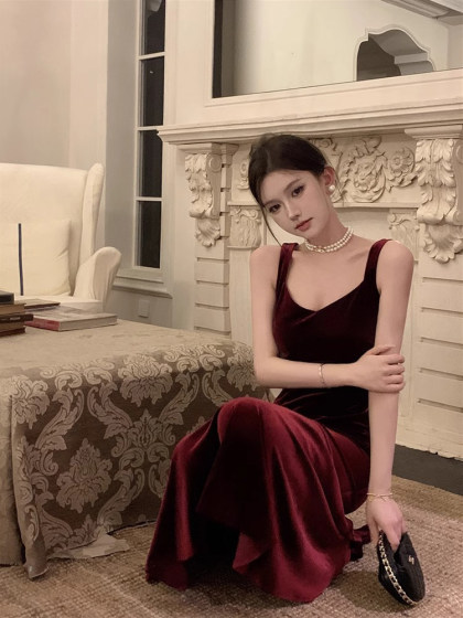 大码女装高级感法式吊带连衣裙女酒红色年会丝绒礼服裙气质鱼尾裙