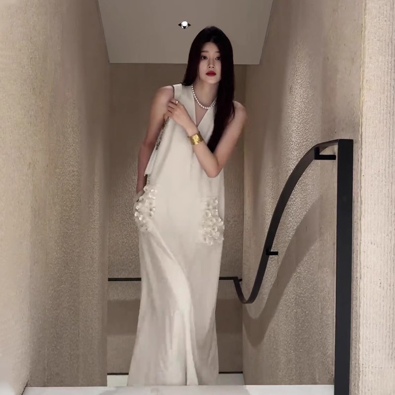 Plus-Size French-Style Elegant White Dress with Three-Dimensional Floral Design, High-End Slimming Tank Dress for Curvy Women