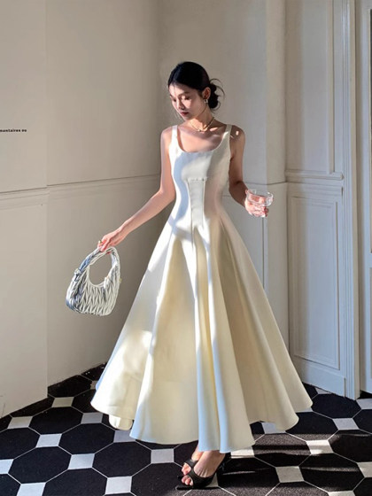 大码女装法式赫本风白色吊带连衣裙高级感轻奢百搭收腰遮肉礼服裙