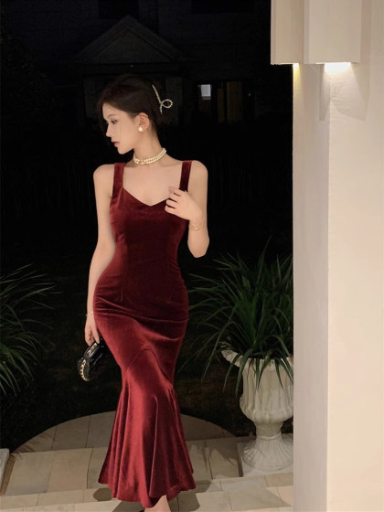 大码女装高级感法式吊带连衣裙女酒红色年会丝绒礼服裙气质鱼尾裙