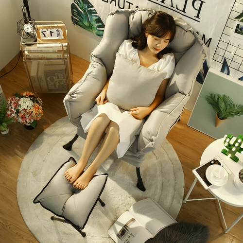 Диван для спальни, ноутбук для отдыха