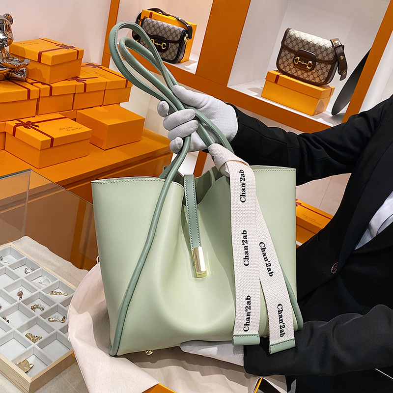 Simple portable large bag women 2022 new trendy fashion shoulder bag college students large capacity commuting tote bag