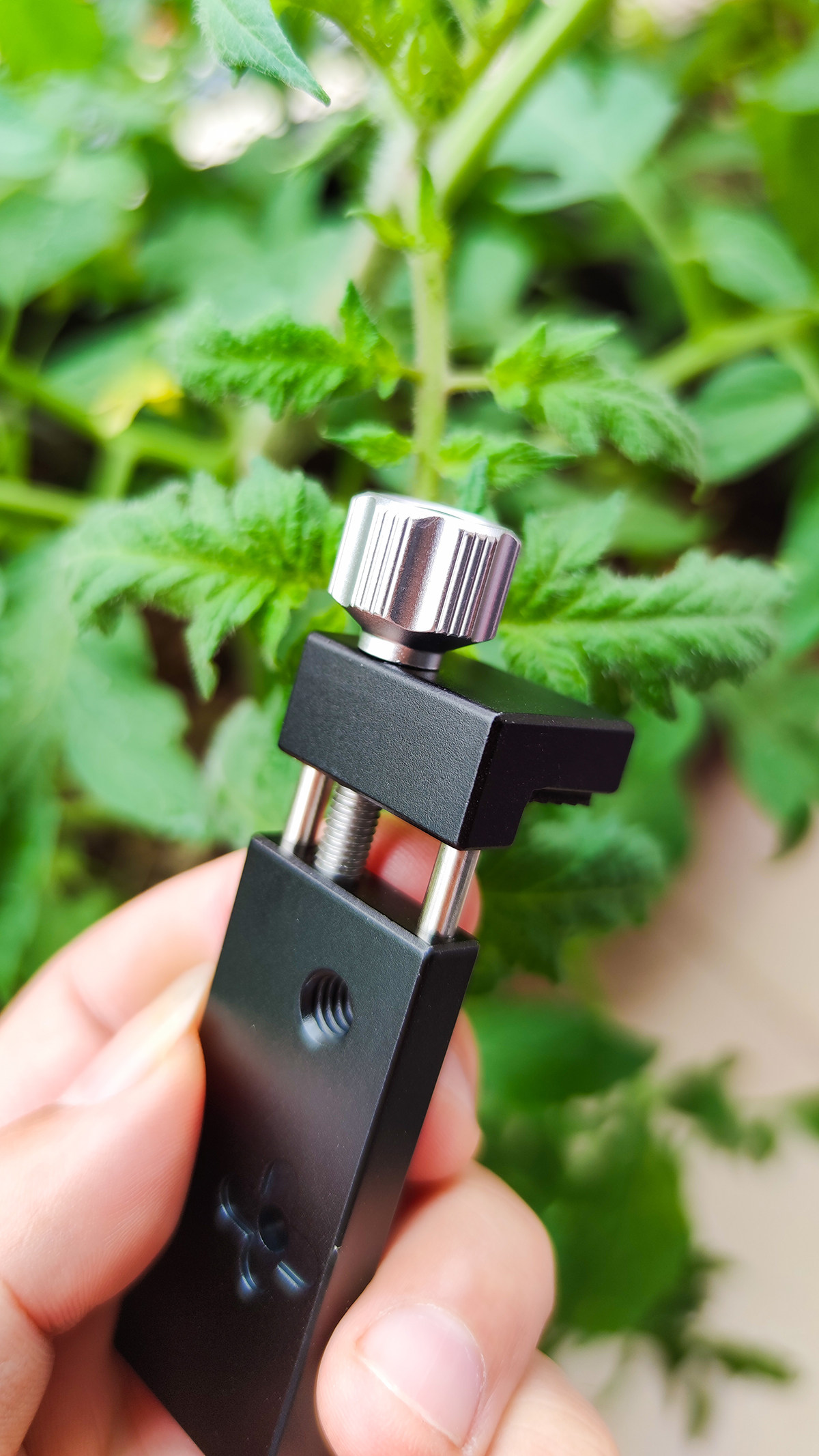 Apple Huawei Android phone 5g multifunction horizontal and vertical slapping tripod head live tripod metal phone clip universal