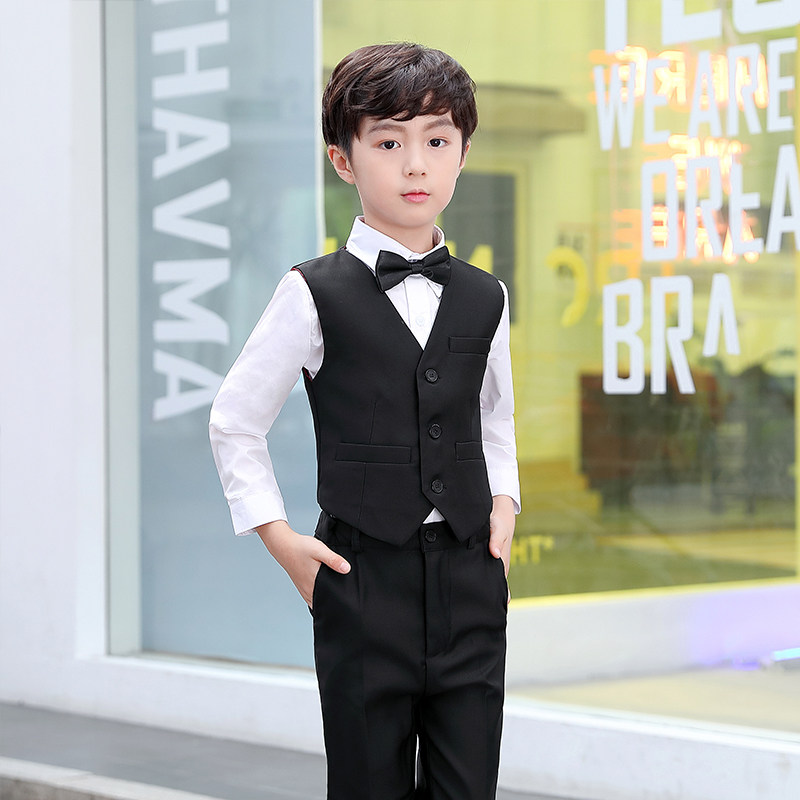 Boy Yinglun Machia outside wearing a foreign pie suit children walking show Fashion Show Gown for a CUHK Scout Host West Suit