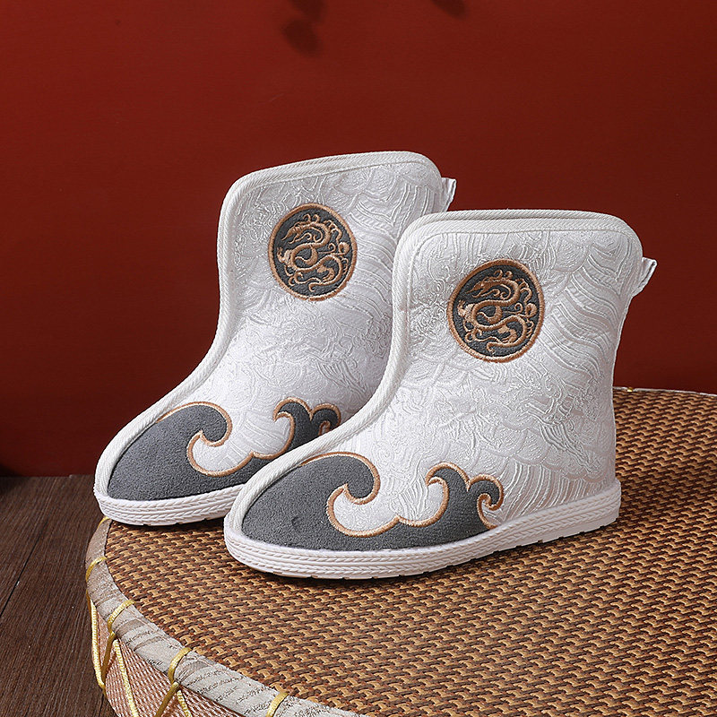 老北京儿童布鞋男童靴，春季搭配古风马面裙必备单品吗？2026时尚趋势解析