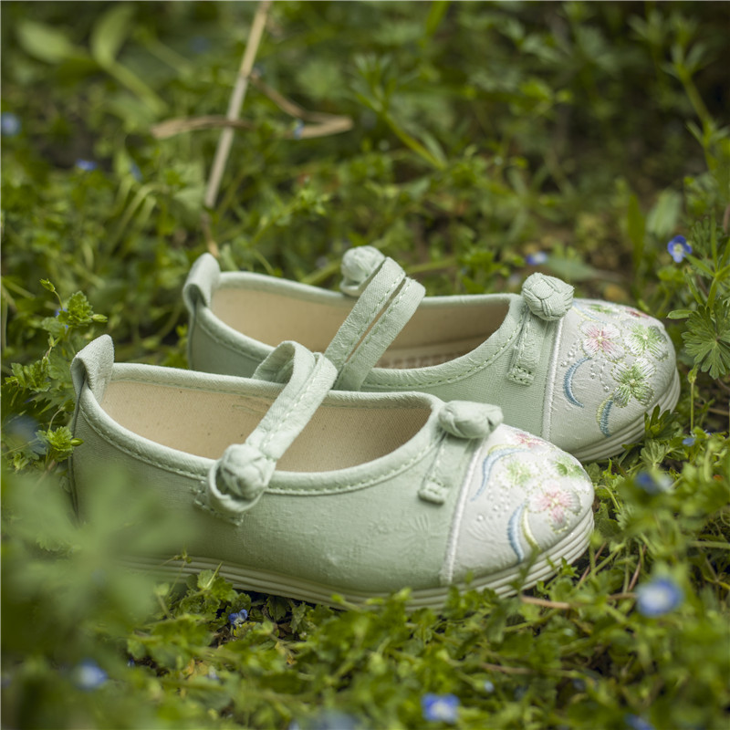 Girls embroidered shoes old Beijing children's cloth shoes 2022 new costume embroidered shoes dance shoes ethnic style Hanfu shoes