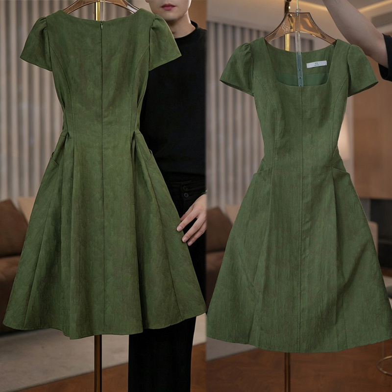 French Retro Green Square-Neck Dress for Women, Summer Waist-Cinching Slimming Short-Sleeve Fashion Dress with a Stylish and Elegant Look for Daily Commuting French Retro Green Square-Neck Dress for Women, Summer Waist-Cinching Slimming Short-Sleeve Fashion Dress with a Stylish and Elegant Look for Daily Commuting
