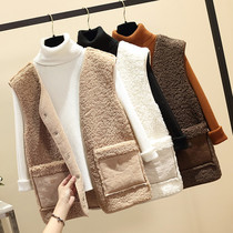 Lamb hair vest ladies autumn and winter vest coat 2021 New Korean version of leather hair integrated waistcoat shoulder wear horse clip