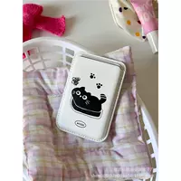 Обеспокоенный маленький черный кот