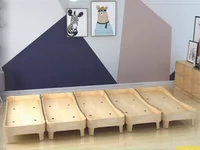 Кровать с твердым древесиной.