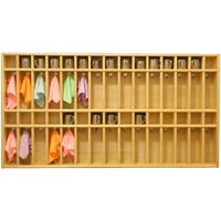 40 человек с чашкой салфеток