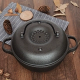 Запеченное сладкое картофельное кастрюль чугун сгущенной кукурузой, картофель для барбекю в доме гриль на гриле на машине