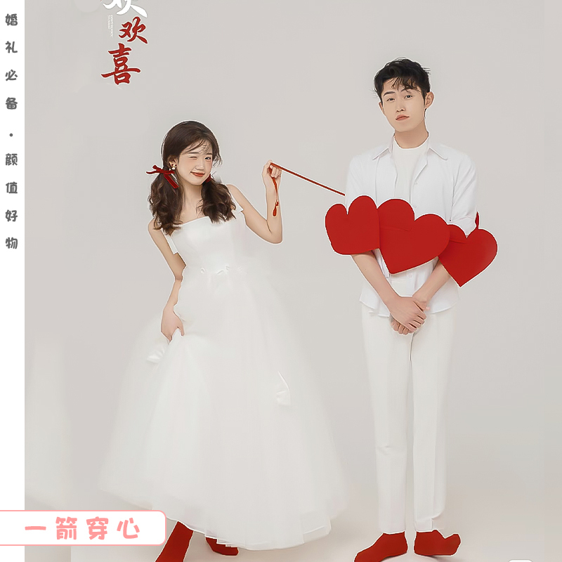 Taking a Photo with a Heart-Shaped Arrow Piercing the Heart, Simple White Dress Paired with a Red Heart-Shaped Pendant, Drawstring Creative Couple Props Taking a Photo with a Heart-Shaped Arrow Piercing the Heart, Simple White Dress Paired with a Red Heart-Shaped Pendant, Drawstring Creative Couple Props