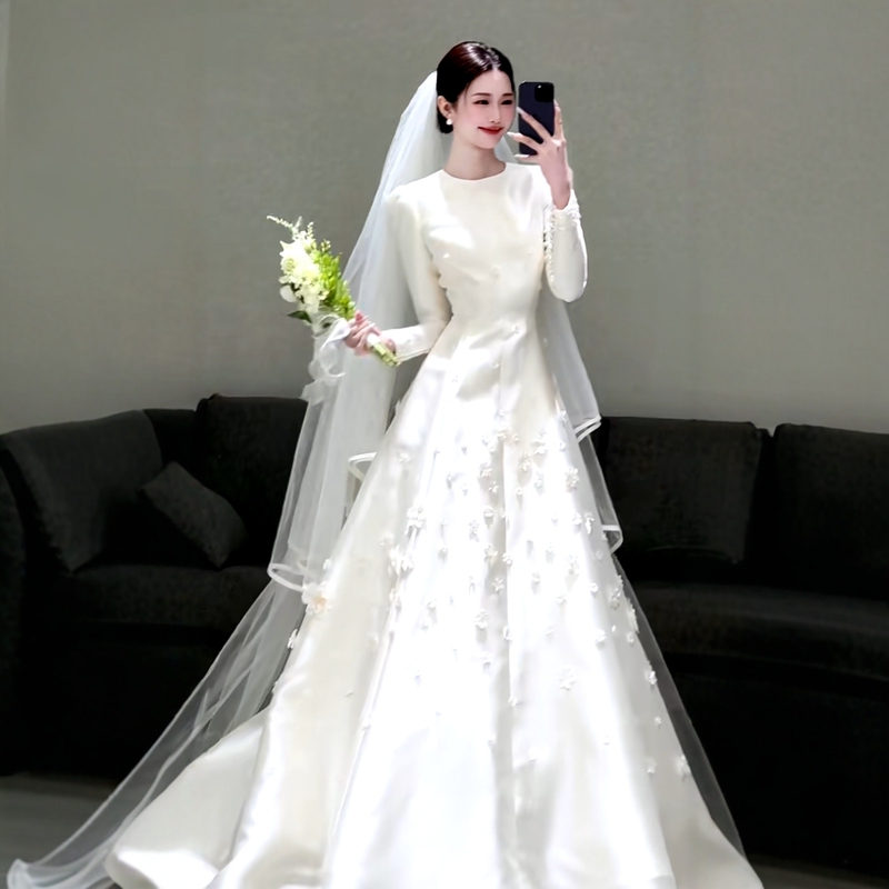French-Style Satin High-End Long-Sleeve Light Wedding Dress 2025 New Model for Brides, Simple Winter Wedding Gown for Welcoming Guests