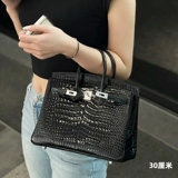 Барсетка, платиновая вместительная и большая сумка через плечо, изысканный стиль, яркий броский стиль, крокодиловый принт