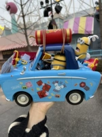 Маленький желтый кролик новогодний автомобиль